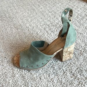 Chinese laundry sued block heel sandals